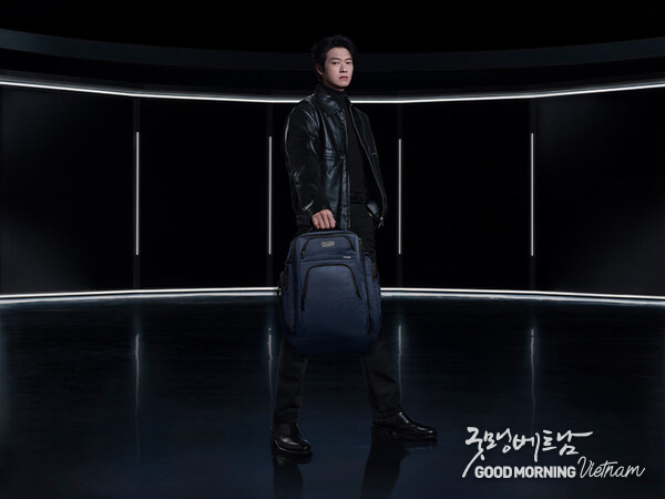 Wei Daxun pictured with the Alpha TUMI Brief Pack™ in Navy.