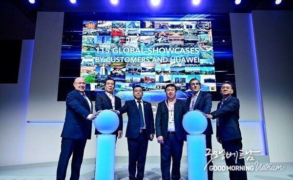 from left to right: Len De Villiers, Chief Technology and Information Officer of Eskom; Zhang Liangang, Chief Scientist of Shandong Port Group; Nicholas Ma, Corporate Vice President, President Global Gov. & Enterprise Key Accounts, Huawei; Dennis Uy, CEO and Co-Founder of Converge ICT; Dr. Juan Abarca Cidón, President of HM Hospitales; and Su Yila, Deputy Director of PetroChina (Beijing) Digital Intelligent Research Institute Co., Ltd, CNPC